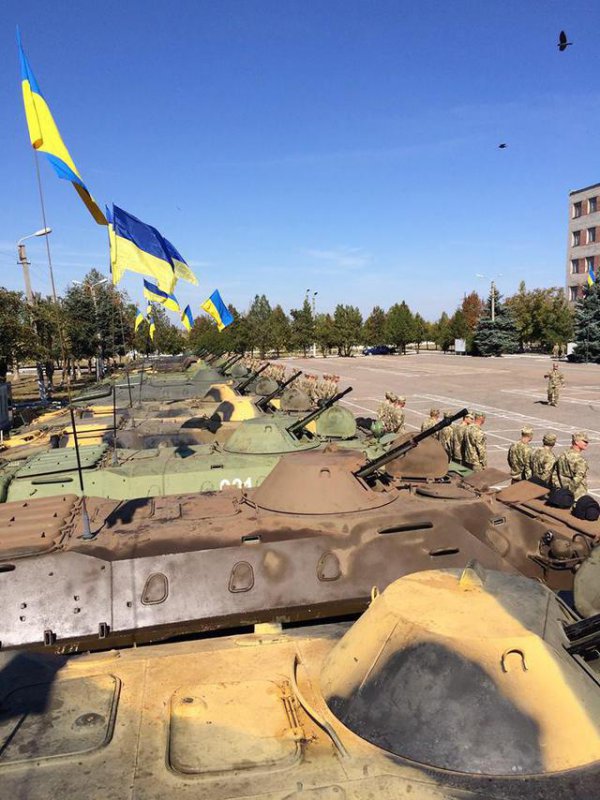 Волонтеры "Крыльев Феникса" сами ремонтируют БТР-70 (ФОТО)