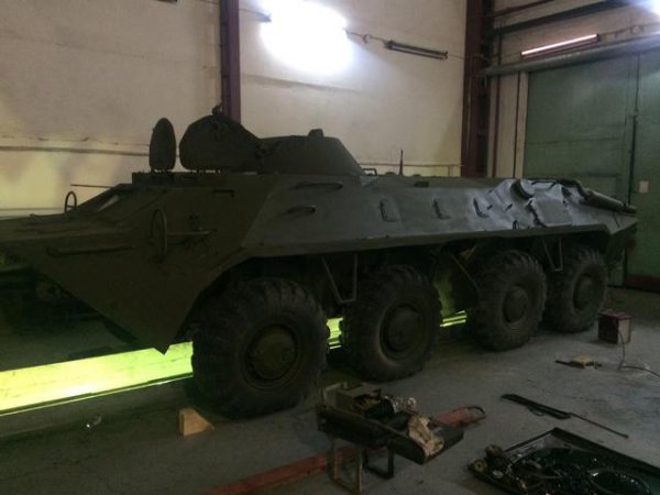 Волонтеры "Крыльев Феникса" сами ремонтируют БТР-70 (ФОТО)