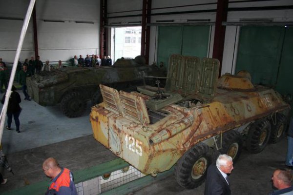 Волонтеры "Крыльев Феникса" сами ремонтируют БТР-70 (ФОТО)