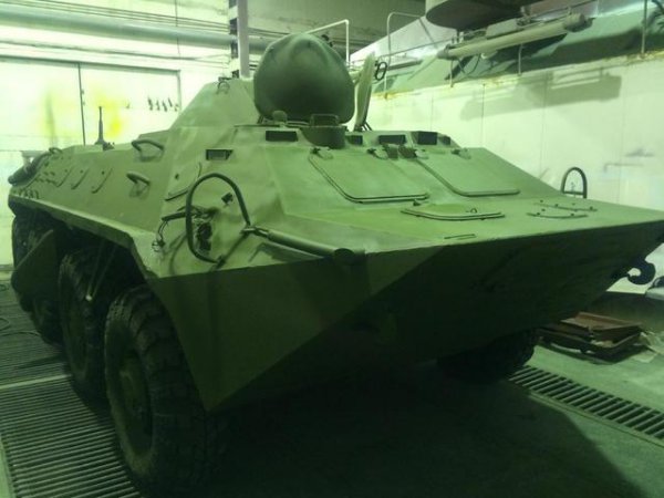 Волонтеры "Крыльев Феникса" сами ремонтируют БТР-70 (ФОТО)