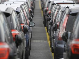 Эксперты утверждают, что падение автомобильного рынка будет более чем двукратным Эксперты утверждают, что падение автомобильного рынка будет более чем двукратным