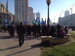 Под ЦИК собираются свободовцы с требованием пересчета голосов (ФОТО)