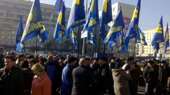 Под ЦИК собираются свободовцы с требованием пересчета голосов (ФОТО)