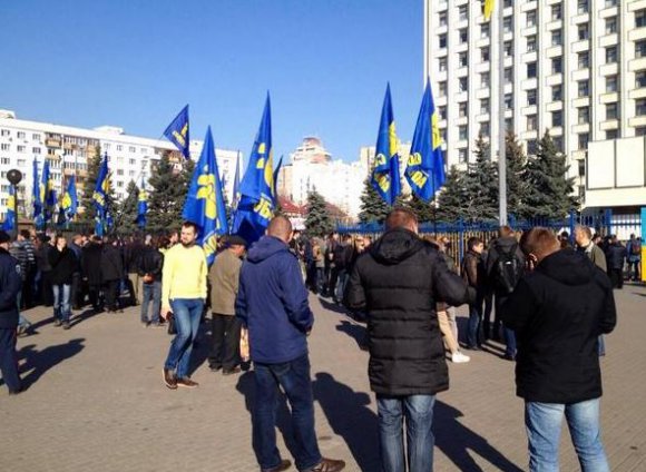 Под ЦИК собираются свободовцы с требованием пересчета голосов (ФОТО)