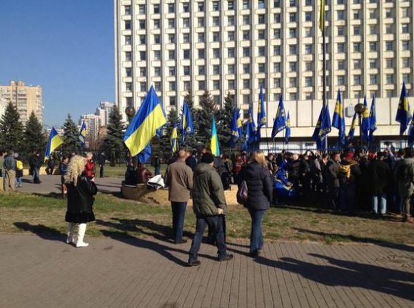 Под ЦИК собираются свободовцы с требованием пересчета голосов (ФОТО)