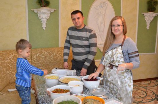 "Женский батальон" из Тернополя готовит для украинских воинов "сухие" борщи (ВИДЕО)