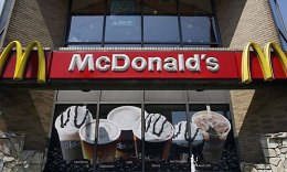 Россияне провели молчаливую акцию протеста возле закрытого McDonald