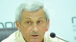 Отменить ограничения по покупке валюты требуют те, кто вывозит доллары за рубеж, - эксперт