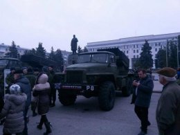 Российские военные и техника выстроились на параде в Луганске (ФОТО)