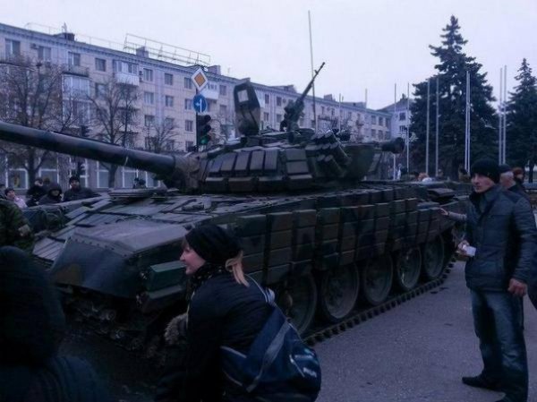 Российские военные и техника выстроились на параде в Луганске (ФОТО)