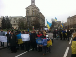 На Майдане протестуют против незаконных выборов на Донбассе (ФОТО)