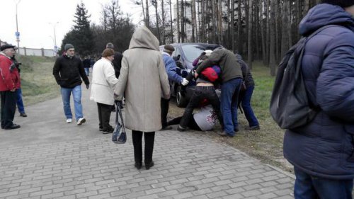 Участники марша оппозиции в Минске не дали задержать активистов с украинскими флагами (ФОТО)