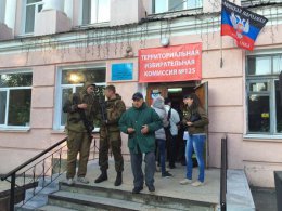 Россия использует псевдовыборы на Донбассе для раздачи армейских повесток (ФОТО)