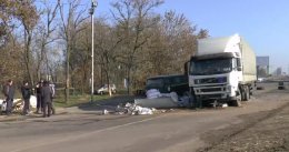На блокпост, расположенный на въезде в Николаев, въехала фура (ВИДЕО)