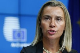 На Россию нужно не только давить, но и искать пути общения - Могерини