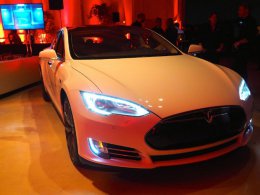 Электромобиль Tesla S получил высшую оценку при прохождении краш-тестов (ВИДЕО)