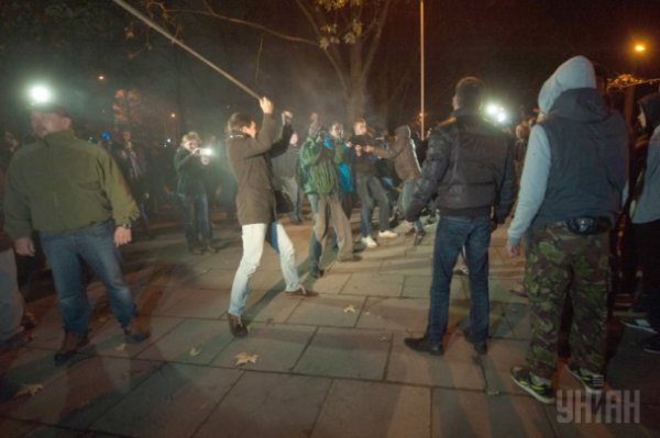 Активисты не смогли вручную демонтировать памятник Дзержинскому (ФОТО) Активисты не смогли вручную демонтировать памятник Дзержинскому (ФОТО)