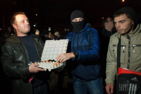 Активисты не смогли вручную демонтировать памятник Дзержинскому (ФОТО) Активисты не смогли вручную демонтировать памятник Дзержинскому (ФОТО)