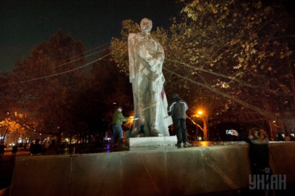 Активисты не смогли вручную демонтировать памятник Дзержинскому (ФОТО) Активисты не смогли вручную демонтировать памятник Дзержинскому (ФОТО)