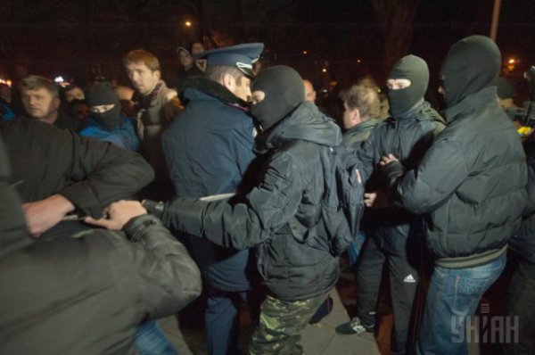 Активисты не смогли вручную демонтировать памятник Дзержинскому (ФОТО) Активисты не смогли вручную демонтировать памятник Дзержинскому (ФОТО)