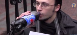 В Москве активист съел рубли и запил их Pepsi (ВИДЕО)