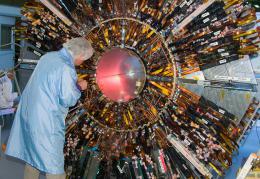 Новая элементарная частица Хиггса указывает на неизвестную силу природы