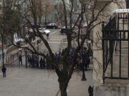 Милиция арестовала активистов, пытавшихся снести забор возле Администрации Президента (ВИДЕО)