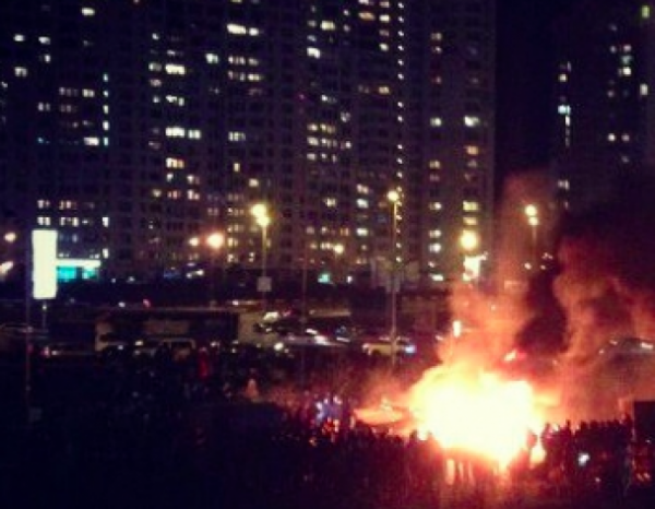 В Киеве местные жители снесли забор на стройке и устроили пожар (ВИДЕО)