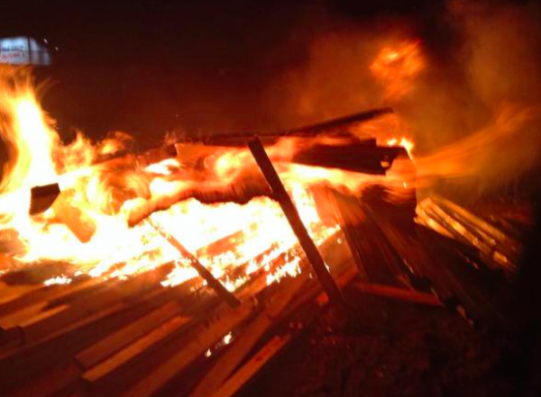В Киеве местные жители снесли забор на стройке и устроили пожар (ВИДЕО)