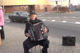 Несмотря на контузию, донецкие деды-рокеры играют на улицах воюющего города (ВИДЕО)