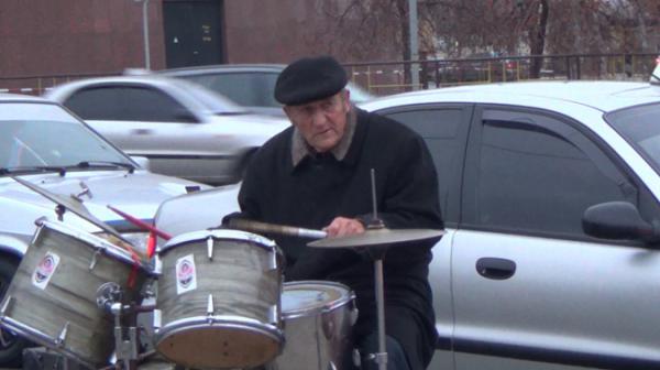 Несмотря на контузию, донецкие деды-рокеры играют на улицах воюющего города (ВИДЕО)