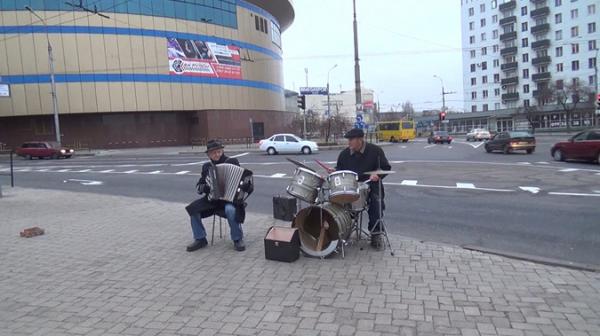 Несмотря на контузию, донецкие деды-рокеры играют на улицах воюющего города (ВИДЕО)