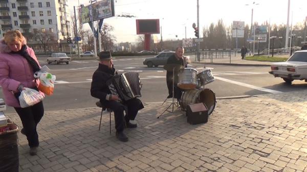 Несмотря на контузию, донецкие деды-рокеры играют на улицах воюющего города (ВИДЕО)