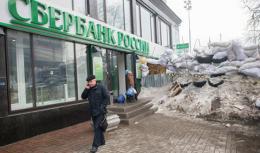 Финучреждения не спешат аннулировать счета клиентов, находящихся в зоне АТО