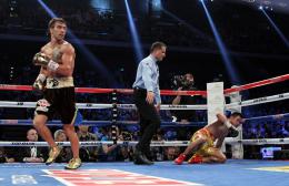 Василий Ломаченко с травмированной рукой защитил титул WBO (ВИДЕО)
