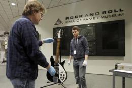 Знаменитая гитара, принадлежащая Джону Леннону, не нашла своего покупателя