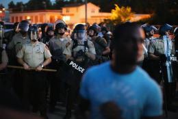 В США после оглашения приговора полицейскому толпа протестующих начала бить витрины