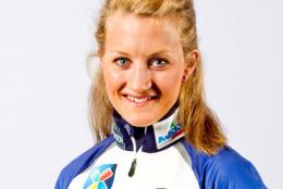 Норвежская лыжница попала под машину, но завершила гонку