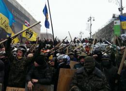 В Киеве люди с железными цепями перекрыли Крещатик
