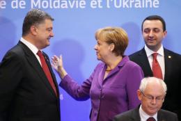 Порошенко сообщил Меркель, что в Украине заработала новая ВР
