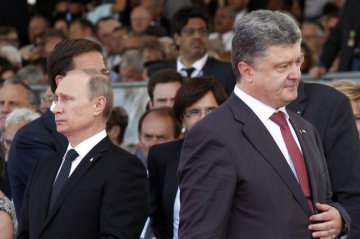 Путин шантажирует Порошенко - российский политолог