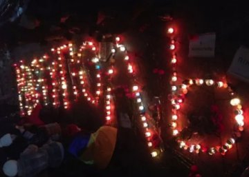 Киевляне вышли на Майдан, чтобы поддержать Мариуполь (ФОТО)