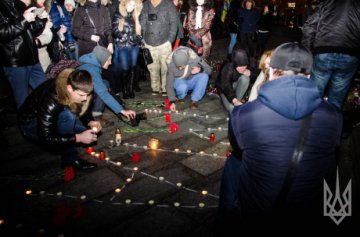 Киевляне вышли на Майдан, чтобы поддержать Мариуполь (ФОТО)
