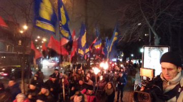 В Киеве националисты вышли на факельное шествие в честь героев Крут (ФОТО)