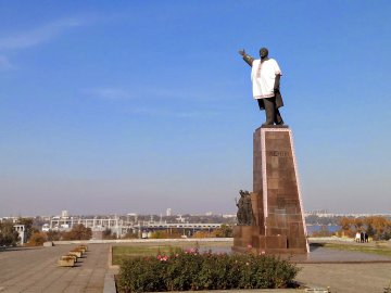 Экстремисты пытались снести памятник Ленину в Запорожье (ВИДЕО)