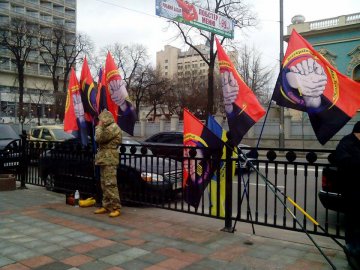 Активисты и «Братство батальонов» требуют ввести военное положение (ФОТО)