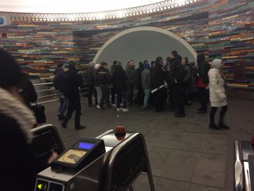 В Киеве активисты в масках заблокировали метро (ФОТО)