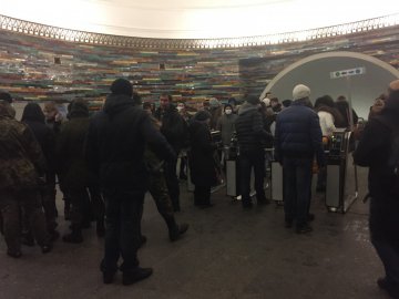 В Киеве активисты в масках заблокировали метро (ФОТО)