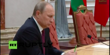 Путин на переговорах в Минске сломал ручку