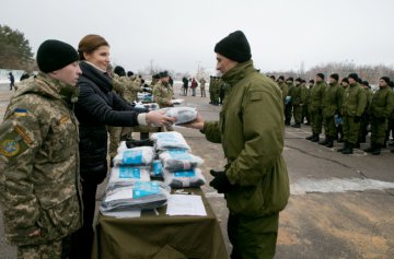 Первая леди Украины привезла военным "теплый" груз (ФОТО)